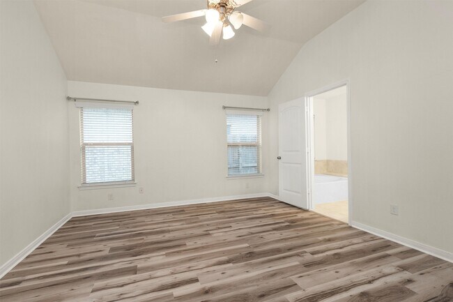 Building Photo - 12822 Lakeshore Dr