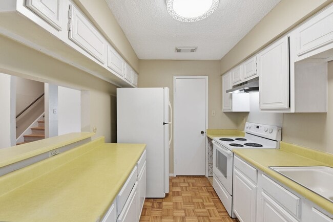 Building Photo - Come see this charming 2-story condo featuring 2 bedrooms and 2.5 bathrooms!