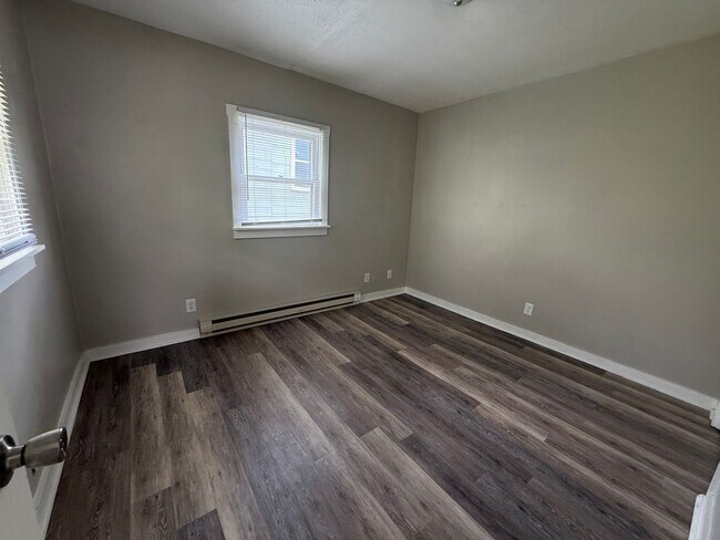 Building Photo - 904 W Main St