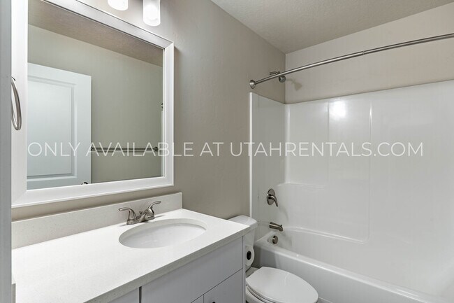 Building Photo - 4143 N Fairfield Dr