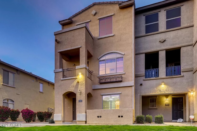 Building Photo - 2402 E 5th St