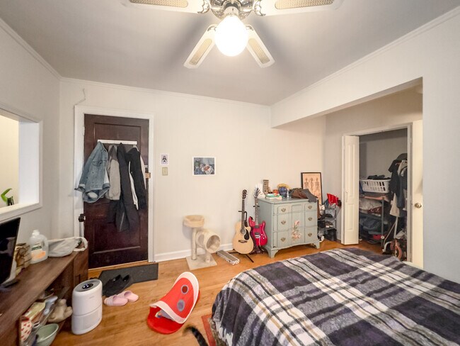 Building Photo - 3345 N Marshfield Ave