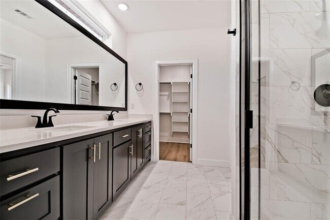 Building Photo - 247 Kinross Dr