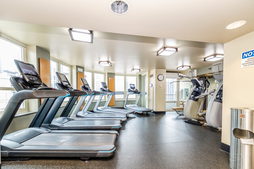 Building Photo - 345 N La Salle Dr