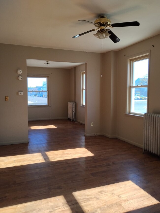 Building Photo - 370 S Poplar St