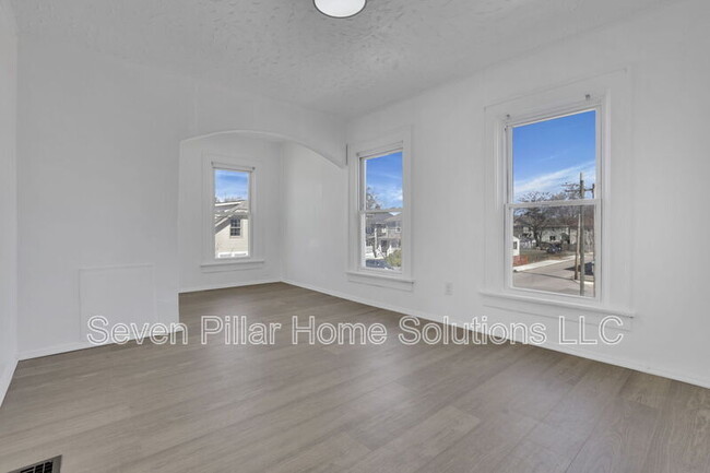 Building Photo - 121 S Terrace Ave