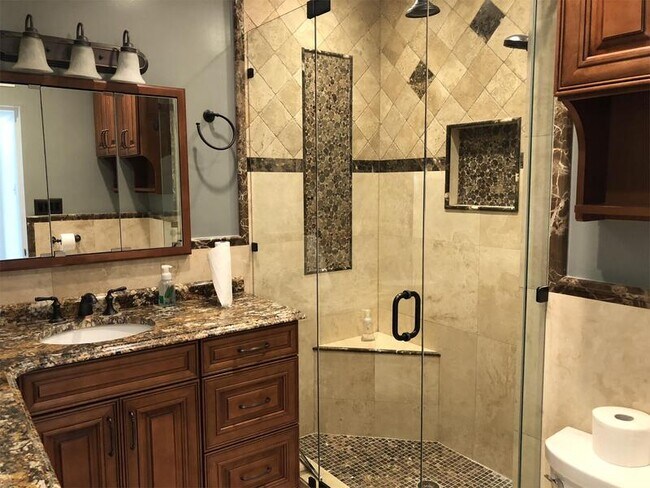 Building Photo - 1015 Harwood St