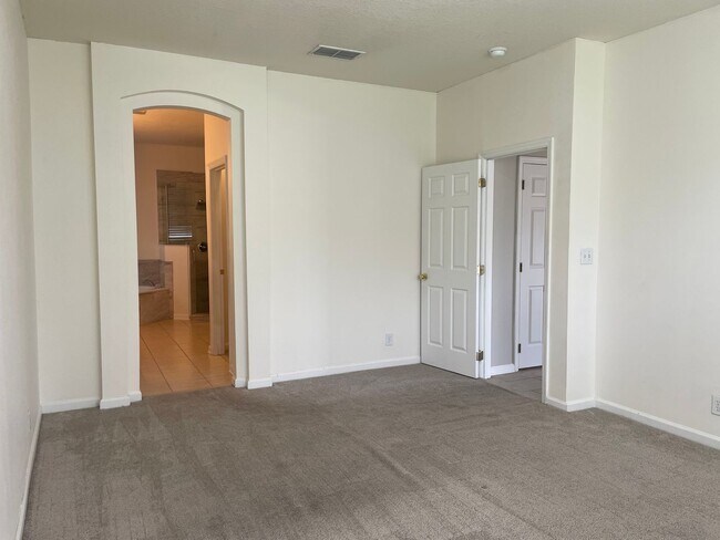 Building Photo - Beautiful Spacious Home in Deland