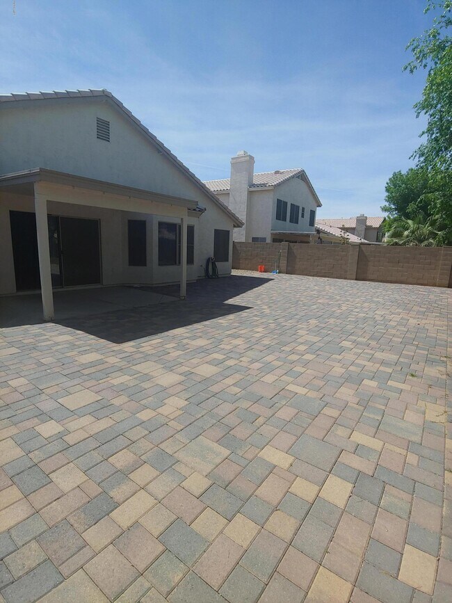 Building Photo - 1110 W Raven Dr
