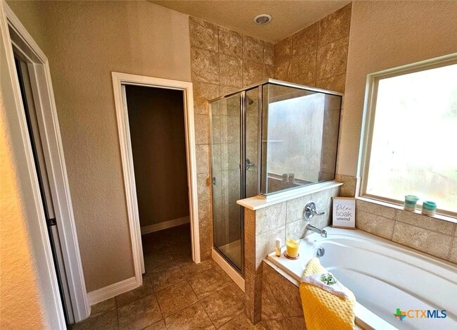 Building Photo - 729 Community Dr