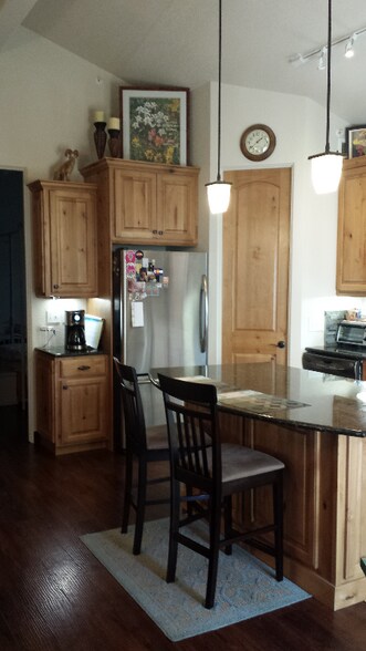 Building Photo - 375 E 13th St