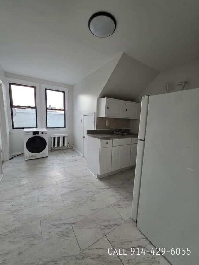 Building Photo - 4 Elm St