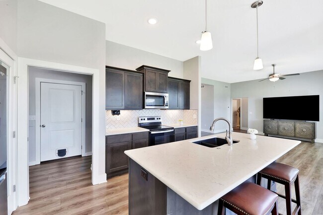 Building Photo - Living in Luxury