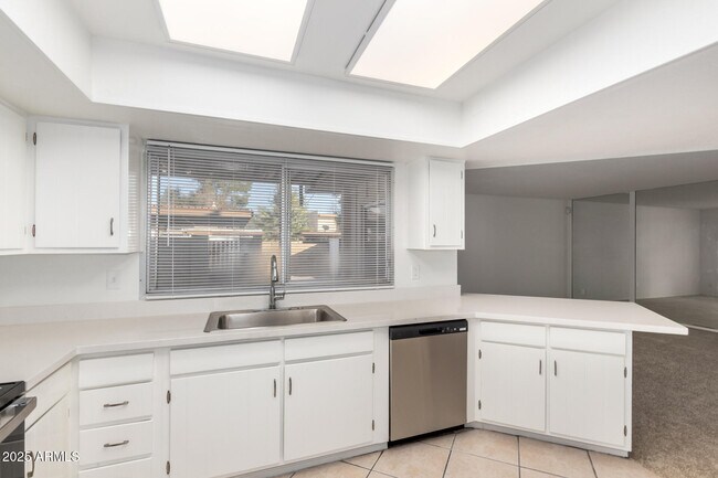 Building Photo - 2128 E Villa Ct