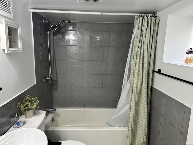 Building Photo - 104 Cambridge St