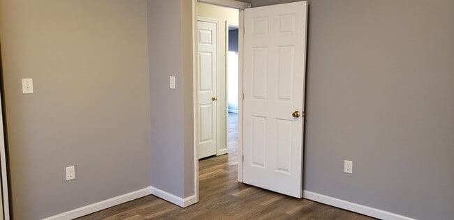 Building Photo - 618 W Horah St