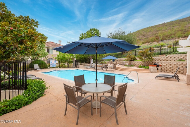 Building Photo - 375 Avenida De Royale