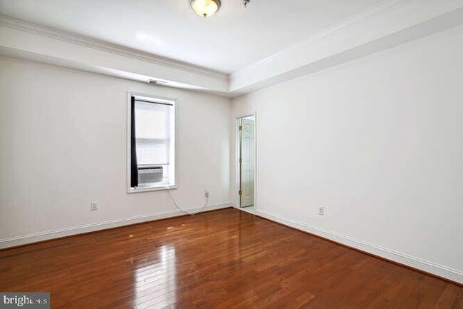 Building Photo - 1337 Girard St NW