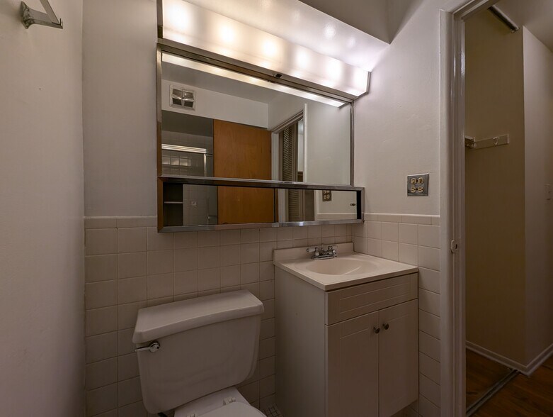 Building Photo - 665 W Wrightwood Ave