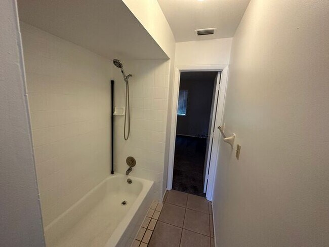 Building Photo - GREAT 2/2.5 Townhome Near UCF! Available Now!