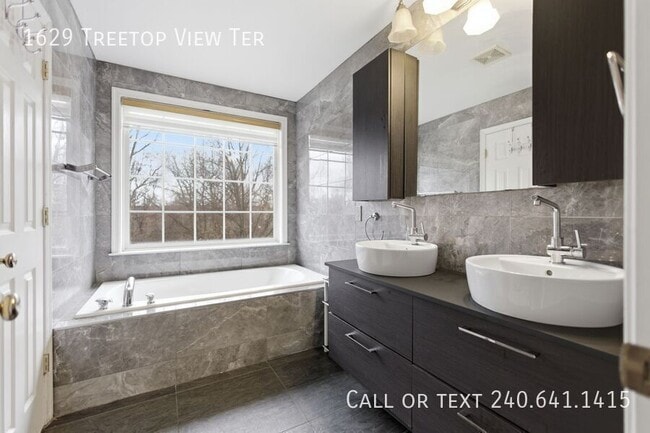 Building Photo - 1629 Treetop View Terrace