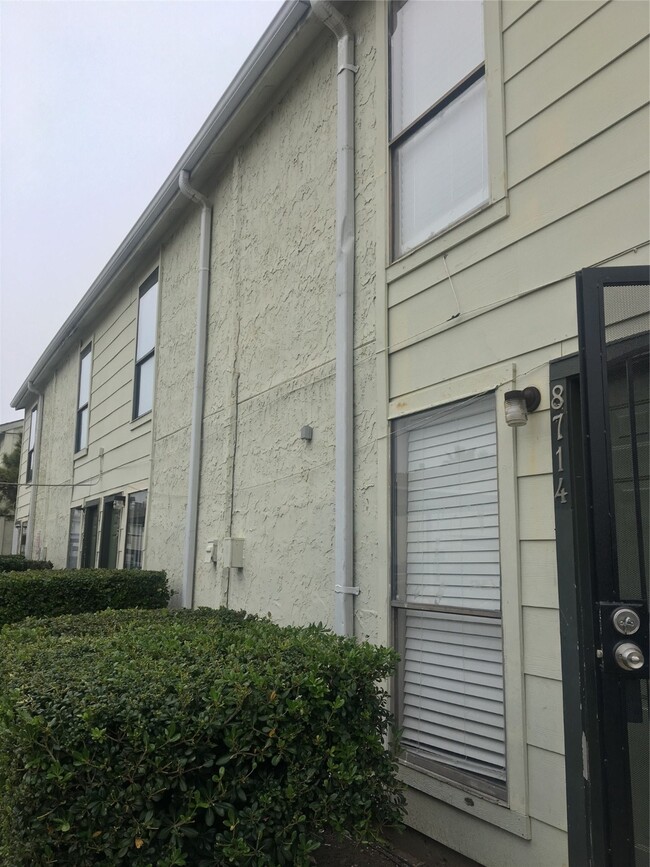 Building Photo - 8714 Village of Fondren