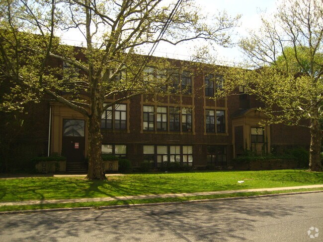 Building Photo - Lincoln Farms