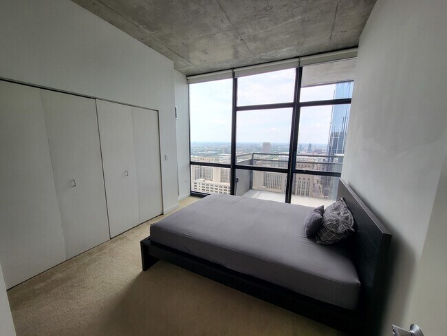 Building Photo - 235 W Van Buren St