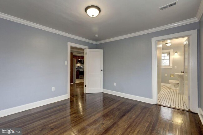 Building Photo - 811 Thayer Ave