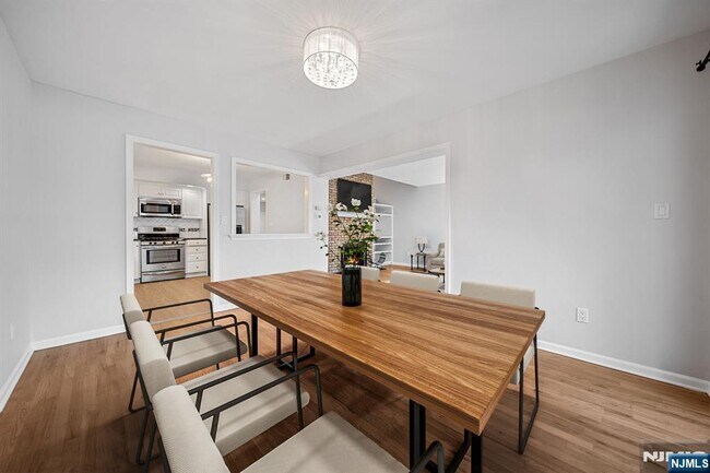 Building Photo - 12 Sandburg Ct