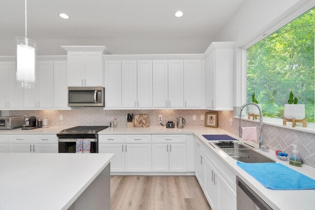 Building Photo - 3360 Pinemont Dr