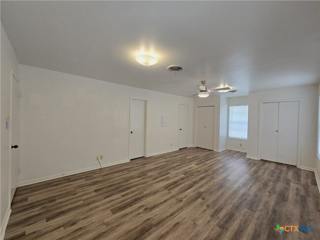 Building Photo - 1401 W Ave B