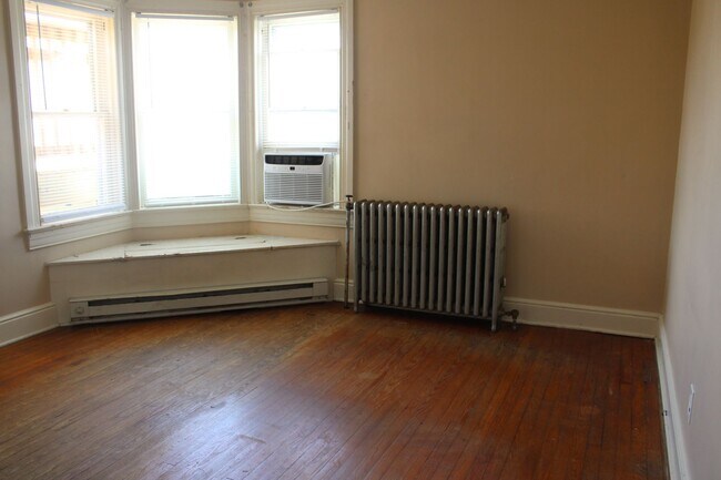 Building Photo - Spacious 2-Bedroom First Floor Apartment