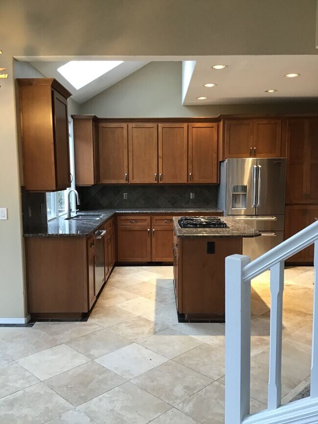 Building Photo - For Rent - Exceptional Murrayhill Location...