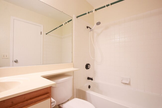 Building Photo - 2 bedroom 2 bath Condo in great neighborhood $3500