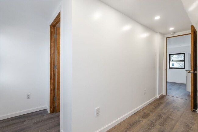 Building Photo - 84 N Allen St