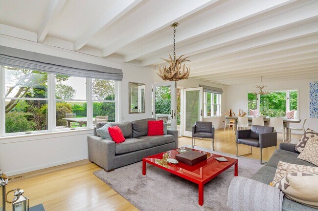 Building Photo - 869 Head of Pond Rd