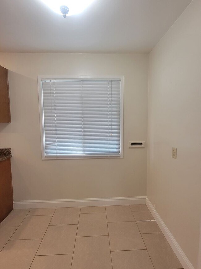 Building Photo - Charming 2 Bedroom, 1 Bathroom Home in San...