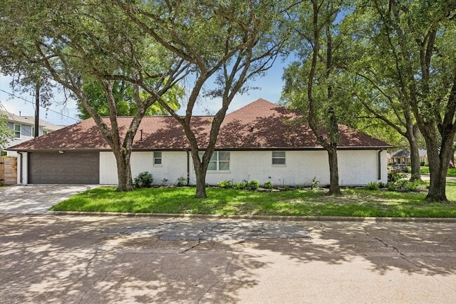 Building Photo - 2930 Riata Ln