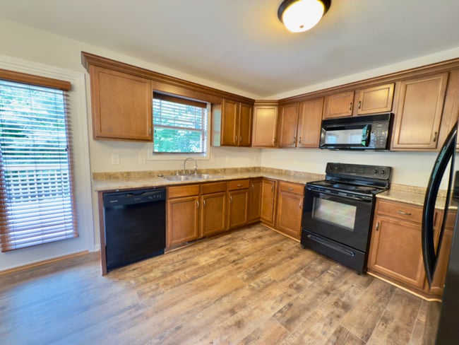 Building Photo - 638 Hidden Valley Dr
