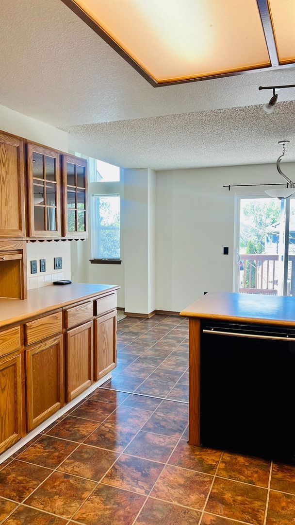 Building Photo - Single Family Home 3 bedroom 2.5 bath Unfi...
