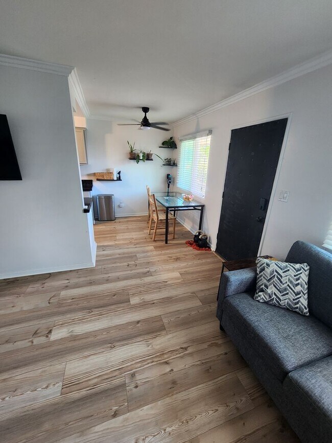 Building Photo - Updated 1Bd/1Ba Condo in Gated Community i...