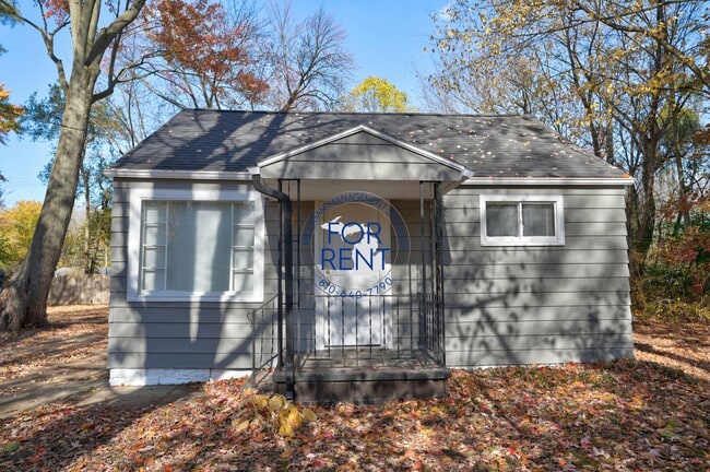 Building Photo - 2429 Lincoln Manor Dr