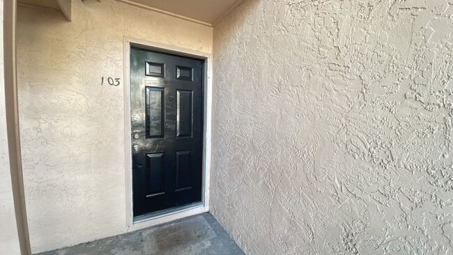 Building Photo - Renovated 2 Bedroom, 2 Bath First Floor in...