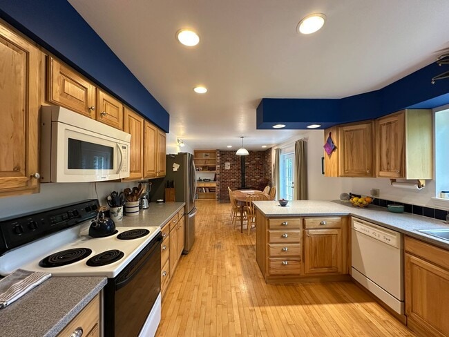 Building Photo - Fully Furnished 3BD/3BA Home with Solar Power