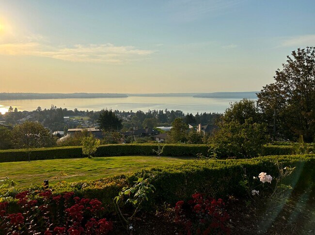 Building Photo - Stunning Home with Breathtaking Views in T...