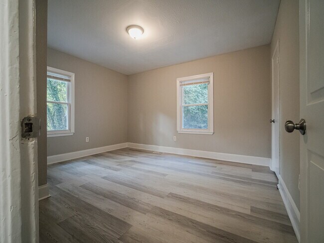 Building Photo - "Charming 4-Bedroom Gem in Charlotte - Cozy Living with Spacious Comfort!"