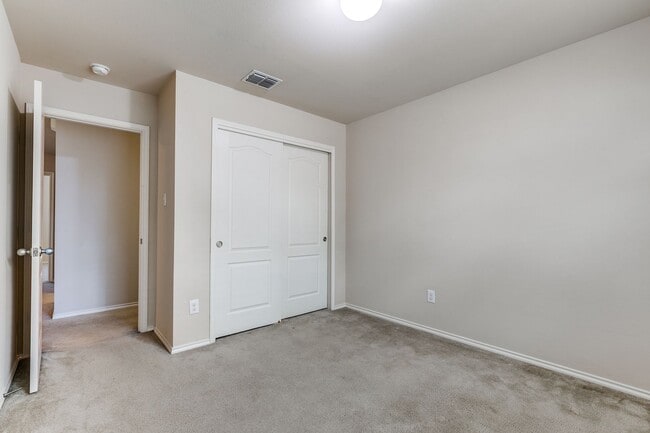 Building Photo - BEAUTIFUL 3-BEDROOM HOME NEAR MEDICAL CENTER