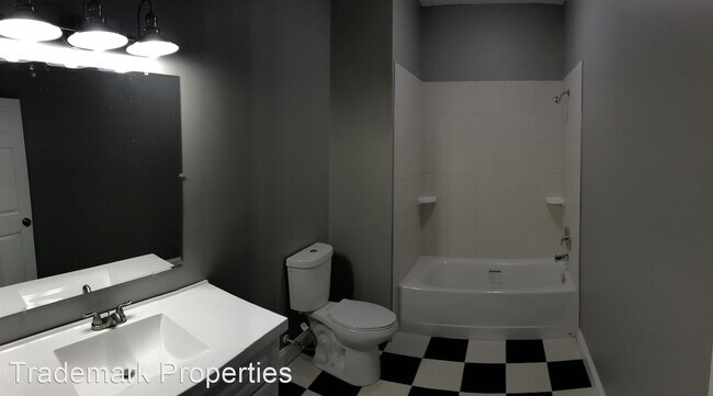Building Photo - 208-210 E Redwood St