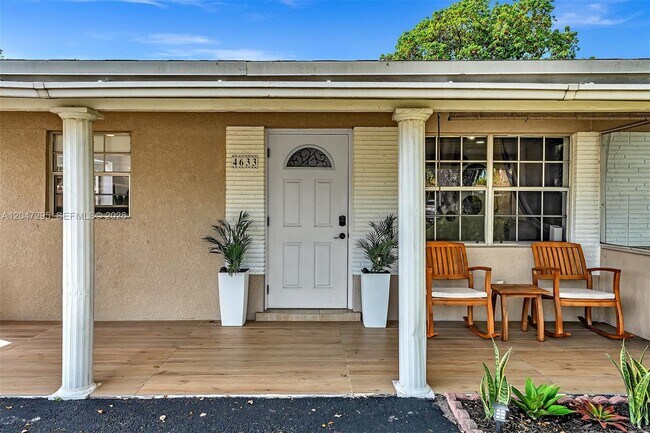 Building Photo - 4633 SW 28th Ave